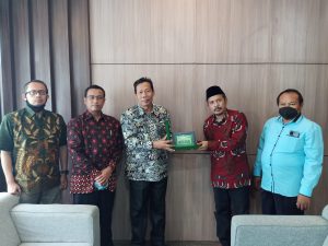Penandatangan MoU antara Fakultas Syariah dan Hukum UIN Sunan Kalijaga Yogyakarta dengan Fakultas Syariah dan Ekonomi Islam IAIN Syekh Nurjati Cirebon